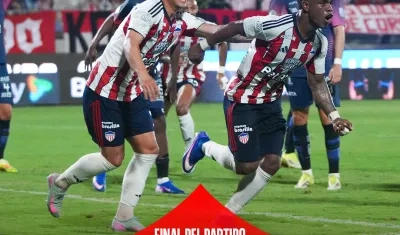 Jean Pestaña, autor del gol del triunfo de Junior, celebra con Guillermo Paiva. 
