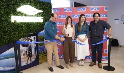 Directivos de Olímpica y Promigas en el corte de cinta simbólico del proyecto.