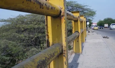 Las barandas del puente están en mal estado.