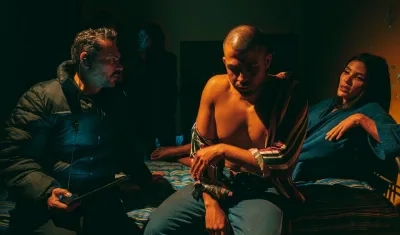 Lucho Velasco con los actores Juan Palau y Mara Cifuentes.