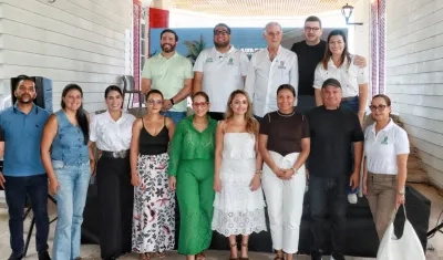 Gobernador Eduardo Verano junto a varios de sus funcionarios; alcalde de Puerto, Plinio Cedeño; propietarios de restaurantes en Muelle 1888.