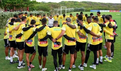 Grupo de jugadores de Junior durante el último entrenamiento previo al partido contra Internacional.