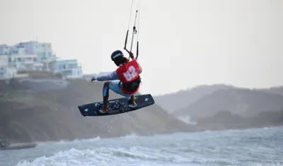 El viento de Salinas del Rey es considerado ideal para la práctica del kitesurf y el wing foil.