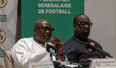 Abdoulaye Fall, presidente de la Federación Senegalesa de Fútbol, junto al vicepresidente, Babacar Ndiaye.