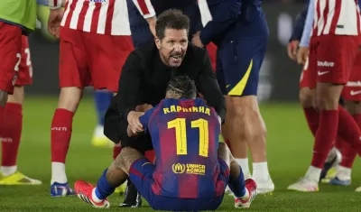 Diego Simeone, entrenador del Atlético de Madrid, consuela al brasileño Raphinha.