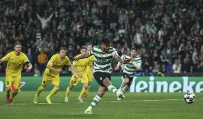 Luis Suárez cobra la éna máxima que significó el tercer gol del Sporting de Lisboa.