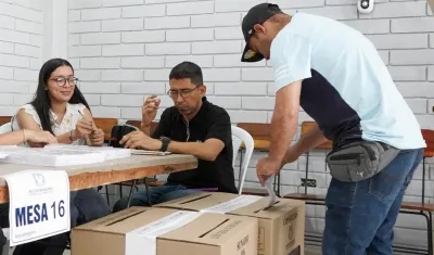 Muchos ciudadanos madrugaron para llegar a los puestos de votación. 
