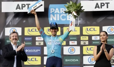 Harold Tejada en el podio tras ganar la sexta etapa de la París-Niza.