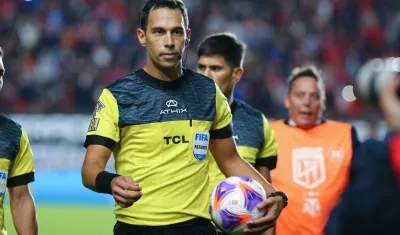 El argentino Facundo Tello, árbitro del partido Junior vs. Palmeiras.