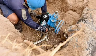 Operario de Triple A durante la revisión de conexiones de agua. 