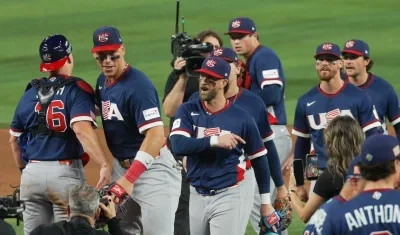 Los peloteros de Estados Unidos celebran tras eliminar a República Dominicana.