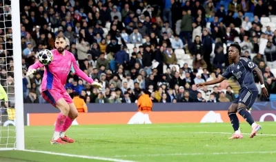 Vinicius marca el gol de la victoria del Real Madrid sobre el final del partido.