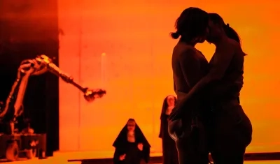  Ópera que presenta actrices desnudas