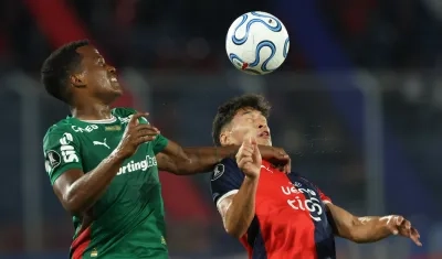 Jhon Arias, autor del gol del Palmeiras, disputa el balón con Rodrigo Gómez.