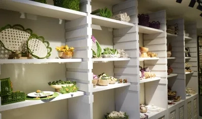 La tienda es amplia y cálida.
