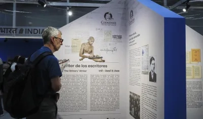 Una persona observa una exposición en el pabellón de la India.