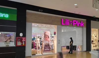 Funcionarios del CTI en instalaciones de una tienda de Lili Pink en el norte de Barranquilla. 