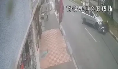 Momento en que los ladrones fueron embestidos por el conductor del vehículo. 