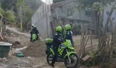 Momentos en que la Policía auxilia al hombre baleado junto a su familia. 