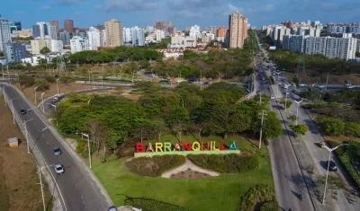 Aspecto de una de las entradas a Barranquilla y su representativo letrero de bienvenida. 