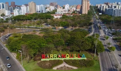 Aspecto de una de las entradas a Barranquilla y su representativo letrero de bienvenida.