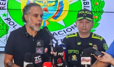 El Ministro del Interior, Armando Benedetti, y el general Miguel Camelo, comandante de la Policía Metropolitana de Barranquilla.