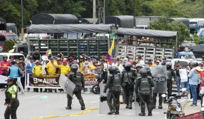 Imagen del bloqueo de la carretera que conduce al aeropuerto Internacional Palonegro.