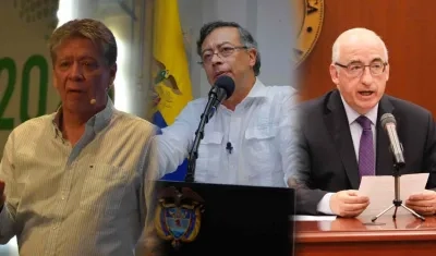 Bruce Mac Master, presidente de la Andi; el Presidente Gustavo Petro y el gerente del Banco de la República, Leonardo Villar.