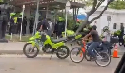 La uniformada reaccionó con su arma de dotación.