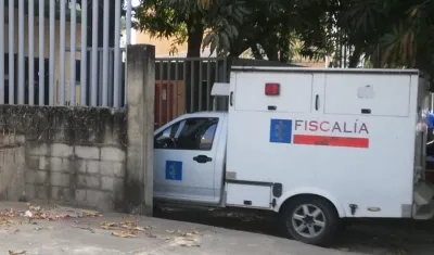 El CTI de la Fiscalía ingresando a Medicina Legal. 