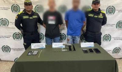 Los dos capturados por la Policía. 