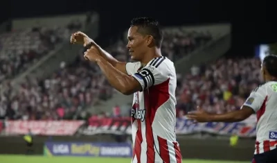 Carlos Bacca anotó y asistió en el juego.