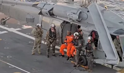 Christina y Victor en la cubierta del USS John P. Murtha, mientras esperaban ser escoltados para sus revisiones médicas