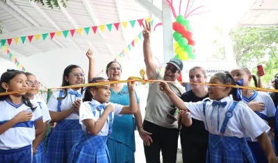 Alcalde Alejandro Char junto a estudiantes y la secretaria de Educación, Paola Amar, en la entrega de la cocina-comedor. 