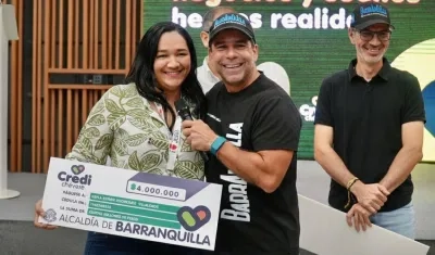 El Alcalde Alex Char con una beneficiaria.