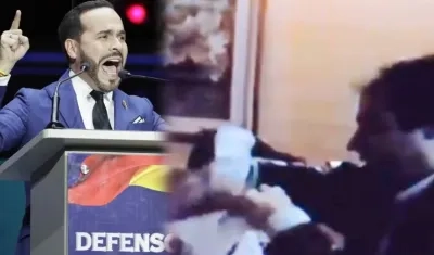 El candidato Abelardo De La Espriella y el Presidente Gustavo Petro cuando recibió las bolsas con dinero.