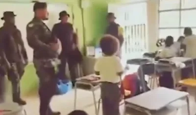 Integrantes de una disidencias de las FARC en un colegio de Nariño. 
