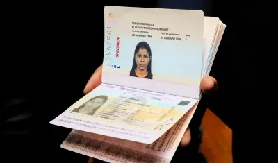 El nuevo pasaporte de Colombia presentado en una rueda de prensa este miércoles, en Bogotá.