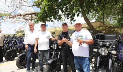 Alcalde Alejandro Char durante la entrega de los vehículos a los beneficiarios.  