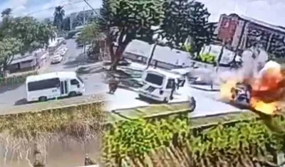 Momento en el que el bus llega y explota.