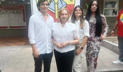 Silvia Gette junto a sus dos hijos y la abogada Bianith Bohórquez.