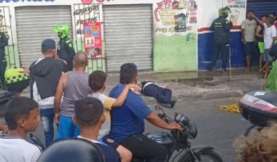 El hombre quedó muerto en la parte externa del local comercial. 