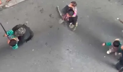 Imágenes de los niños como escudos en la protesta.