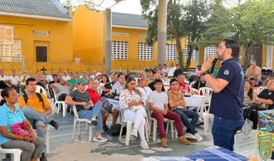 Andrés Rengifo, jefe de la Oficina de Participación Ciudadana, junto a las comunidades. 