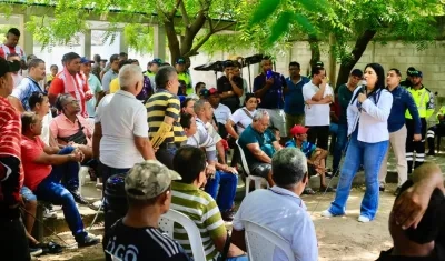 La Alcaldesa de Malambo con motocarristas