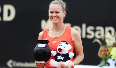 La tenista checa Marie Bouzková, con el trofeo de campeona del WTA de Bogotá.