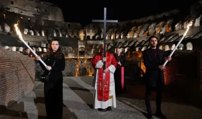 León XIV carga la Cruz