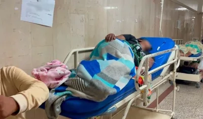 Muchos pacientes se encuentran en los pasillos de la clínica. 