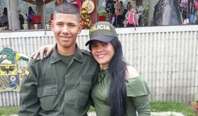 Yesid González Gutiérrez junto con su mamá Joyce Gutiérrez cuando prestó el servicio. 