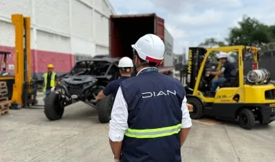 Vehículo aprehendido por la DIAN en el Puerto de Barranquilla. 